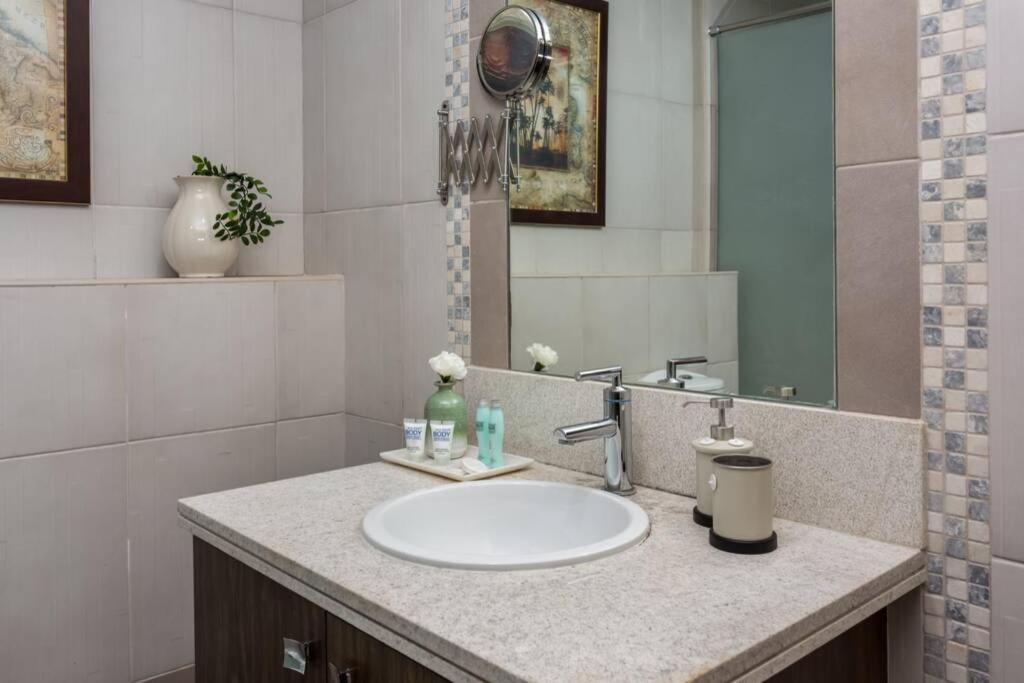 Higuests - Roomy Apt With Infinity Pool Close To Burj Khalifa Dubái Exterior foto